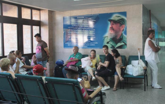 Hospital Universitario Clínico Quirúrgico, Comandante Manuel Fajardo. Sala de espera. Foto: Yaimí Ravelo Hospital Universitario Clínico Quirúrgico, Comandante Manuel Fajardo. Sala de espera. Foto: Yaimí Ravelo