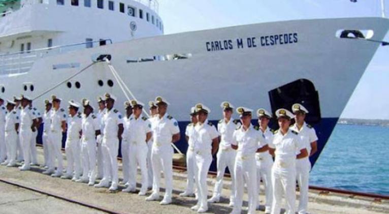 Felicita Raúl a la Marina de Guerra Revolucionaria
