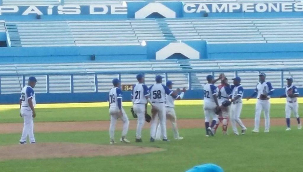 Momento en que los atletas celebran la primera victoria de la 59 Serie Nacional de Béisbol. Foto: Reynier Batista
