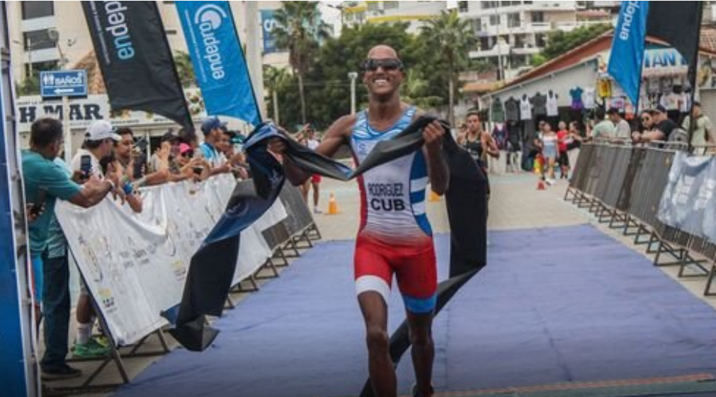 Alejandro Rodríguez ganó la Copa de Triatlón de las Américas en Ecuador, una agradable sorpresa para un joven en pleno desarrollo que va ganando protagonismo en la región Alejandro Rodríguez ganó la Copa de Triatlón de las Américas en Ecuador, una agradable sorpresa para un joven en pleno desarrollo que va ganando protagonismo en la región