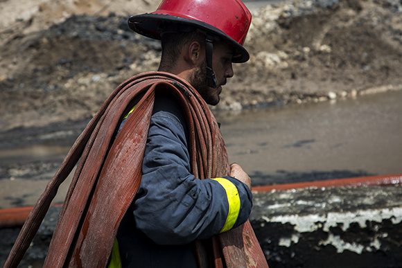 Fuerzas de bomberos trabajan para impedir que el incendio se propague. Foto: Irene Pérez/ Cubadebate. Fuerzas de bomberos trabajan para impedir que el incendio se propague. Foto: Irene Pérez/ Cubadebate.
