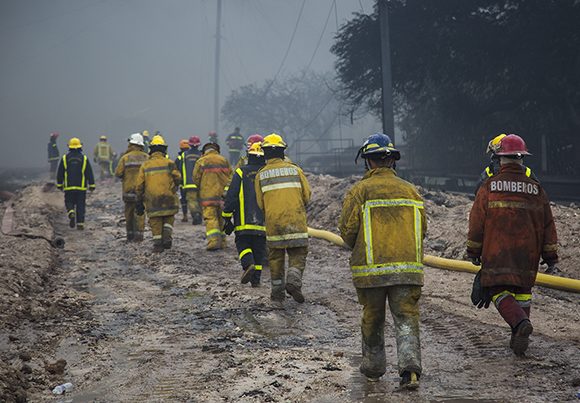 Caminan en fila, uniformados de las botas al casco, hacia el incendio. Foto: Irene Pérez/ Cubadebate. Caminan en fila, uniformados de las botas al casco, hacia el incendio. Foto: Irene Pérez/ Cubadebate.