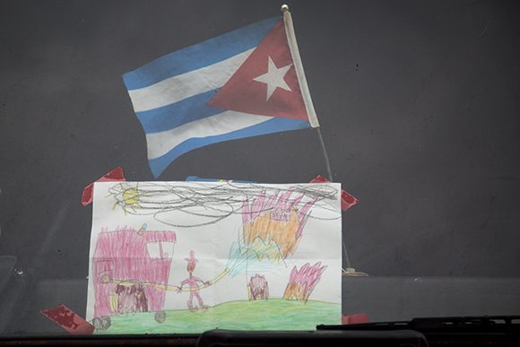 Dibujo que una niña de cinco años le hizo a los bomberos. El padre lo llevó hasta el carro del comando 4 de Varadero. Foto: Irene Pérez/ Cubadebate. Dibujo que una niña de cinco años le hizo a los bomberos. El padre lo llevó hasta el carro del comando 4 de Varadero. Foto: Irene Pérez/ Cubadebate.