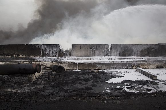 Área del primer tanque incendiado. Los bomberos aplican espuma para sofocar completamente el incendio. Foto: Irene Pérez/ Cubadebate. Área del primer tanque incendiado. Los bomberos aplican espuma para sofocar completamente el incendio. Foto: Irene Pérez/ Cubadebate.