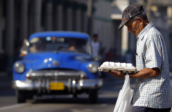 Quienes recibían pensiones inferiores a los 500 pesos son beneficiados con el incremento. Foto: Ismael Francisco/Cubadebate. Quienes recibían pensiones inferiores a los 500 pesos son beneficiados con el incremento. Foto: Ismael Francisco/Cubadebate.