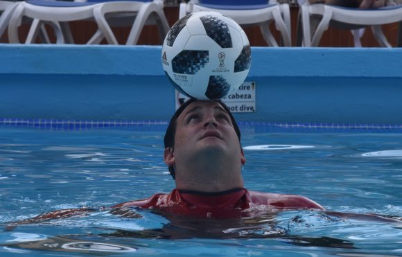 Johen Lefont rompió récords guinness en equilibrio del balón en el agua, durante 19 minutos y 3 segundos, en celebración por los 500 años de La habana, en el Hotel Nacional de Cuba. Foto: José Tito Meriño/ PL.