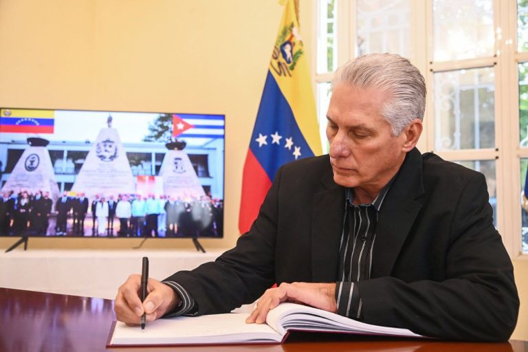 El Presidente de la República de Cuba, Miguel Díaz-Canel Bermúdez, firmó este martes el Libro de Condolencias abierto en la Embajada de Venezuela en La Habana, en homenaje a los héroes y mártires de Venezuela y Cuba que ofrendaron sus vidas en defensa de la soberanía de esa hermana nación. Foto: Presidencia Cuba. El Presidente de la República de Cuba, Miguel Díaz-Canel Bermúdez, firmó este martes el Libro de Condolencias abierto en la Embajada de Venezuela en La Habana, en homenaje a los héroes y mártires de Venezuela y Cuba que ofrendaron sus vidas en defensa de la soberanía de esa hermana nación. Foto: Presidencia Cuba.
