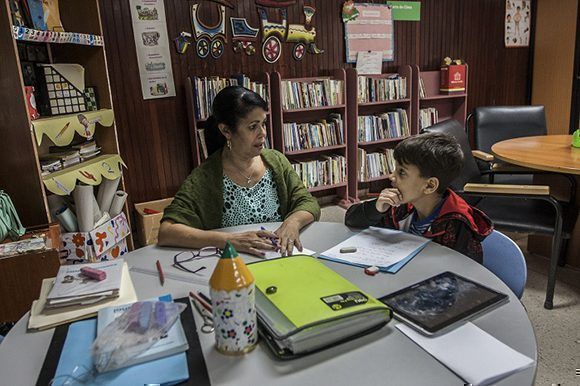 Los maestros y profesores cubanos, entre los trabajadores más beneficiados con el incremento salarial. Foto: Reno Massola/ Trabajadores. Los maestros y profesores cubanos, entre los trabajadores más beneficiados con el incremento salarial. Foto: Reno Massola/ Trabajadores.