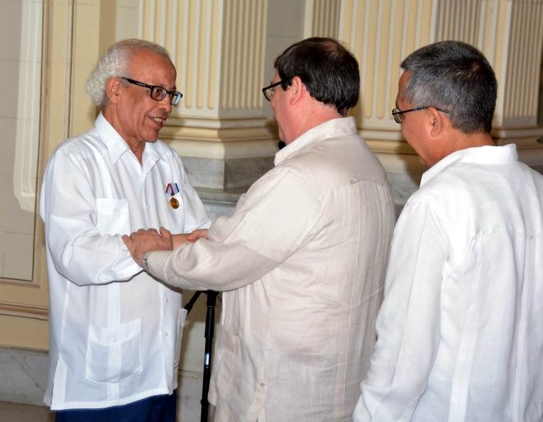 Entrega Cuba Medalla de la Amistad embajador de Argelia