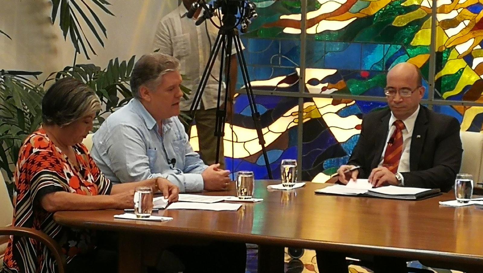 Durante su intervención el ministro de Economía y Planificación Alejandro Gil alerta sobre que un incremento de precios anularia las medidas adoptadas y su efecto no sería positivo, afectando a los trabajadores de todos los sectores. Sobre la preocupación generalizada con la fuga de divisas del país explica que se implementarán medidas para brindar ofertas diversificadas y competitivas en el país, sin prohibir las vías actuales. Se trabaja en todo lo que tiene que ver con el desarrollo local y el autoabastecimiento municipal y esto incrementa y diversifica la oferta.