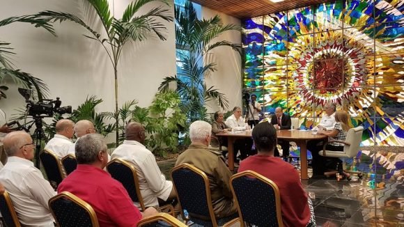 El presidente de los Consejo de Estado y de Ministros comparece en la Mesa Redonda junto a otros ministros. Foto: Estudios Revolución. El presidente de los Consejo de Estado y de Ministros comparece en la Mesa Redonda junto a otros ministros. Foto: Estudios Revolución.
