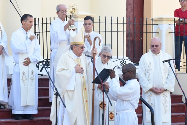 El mandatario cubano presenció cuando Monseñor Arturo González Amador, obispo de la diócesis, bendijo a la urbe y a sus hijos desde la Loma del Carmen, con la reliquia de Santa Clara de Asís, patrona de la ciudad. 