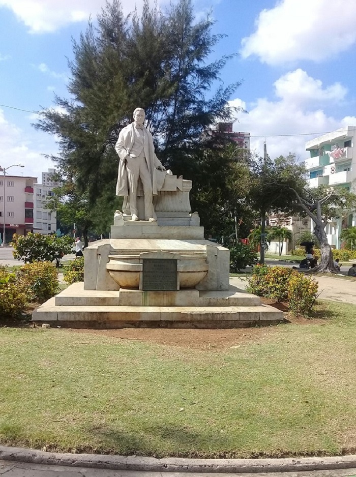 Estatua erigida en recordación de Francisco Frías y Jacott, conde de Pozos Dulces Estatua erigida en recordación de Francisco Frías y Jacott, conde de Pozos Dulces