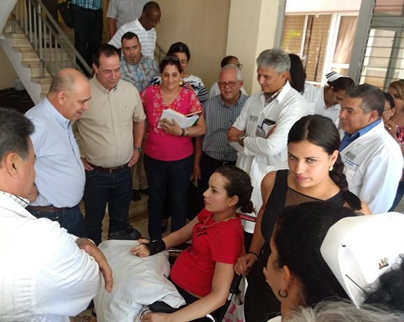 Vicepresidente cubano intercambia con Mailén Almaguen en el CIREN. Foto: @DrRobertoMOjeda/ Twitter.