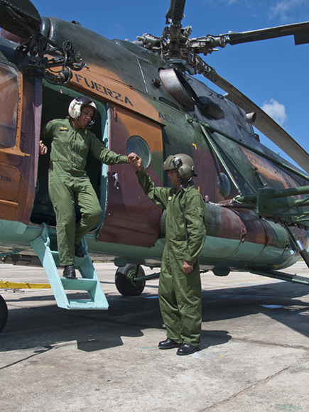 Soldado, delicadeza. Foto: Jorge Luis Sánchez Rivera/Cubadebate.