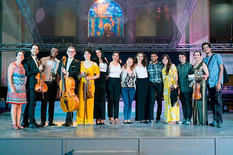 músicos de la Orquesta de Minnesota, Estados Unidos, comparten escenario con profesores del ISA.