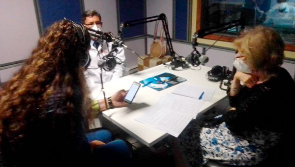 Durante la grabación de El podcast de Cubadebate en los estudios de Nexos en la Facultad de Comunicación. Foto: Cubadebate. Durante la grabación de El podcast de Cubadebate en los estudios de Nexos en la Facultad de Comunicación. Foto: Cubadebate.