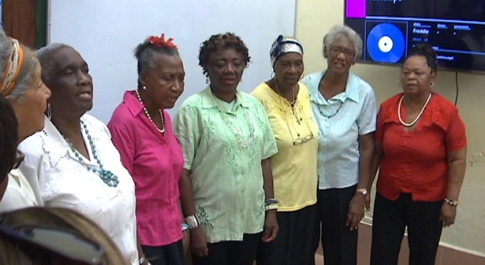 Coro de abuelas del taller.