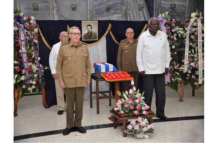 Raúl Castro rinde tributo al comandante Faure Chomón