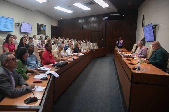 En la reunión semanal de expertos y científicos para temas de Salud, que encabeza el Presidente de la República, Miguel Díaz-Canel Bermúdez, se dio a conocer que disminuyen los síndromes febriles en un 25.8%, con relación a la semana anterior. En la reunión semanal de expertos y científicos para temas de Salud, que encabeza el Presidente de la República, Miguel Díaz-Canel Bermúdez, se dio a conocer que disminuyen los síndromes febriles en un 25.8%, con relación a la semana anterior.