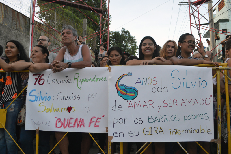 Asistentes a uno de los conciertos de la Gira por los barrios. Foto: Iván Soca.