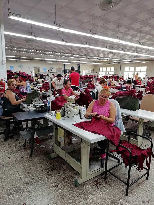 Las fábricas de confecciones textiles realizaron un gran esfuerzo por entregar los uniformes a tiempo, pues las materias primas llegaron al país con retraso. Las fábricas de confecciones textiles realizaron un gran esfuerzo por entregar los uniformes a tiempo, pues las materias primas llegaron al país con retraso.