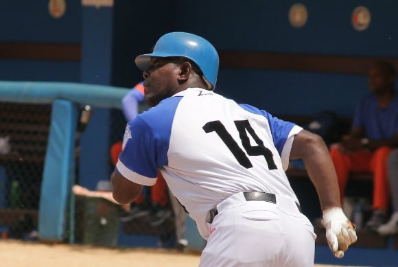 Yoandry Urguellés fue uno de los mejores bateadores de la doble jornada en el Latino.