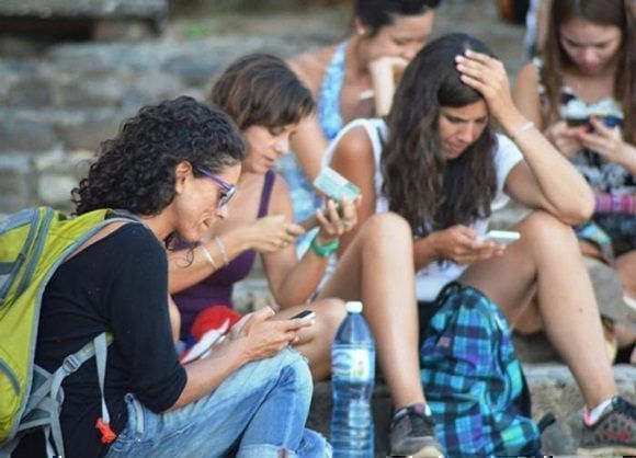 La 4G permite a los usuarios descargar un mayor volúmen de datos, por su alta velocidad.