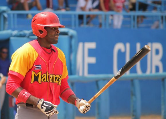 Yasiel Santoya, con par de tubeyes, se unió al ataque yumurino.