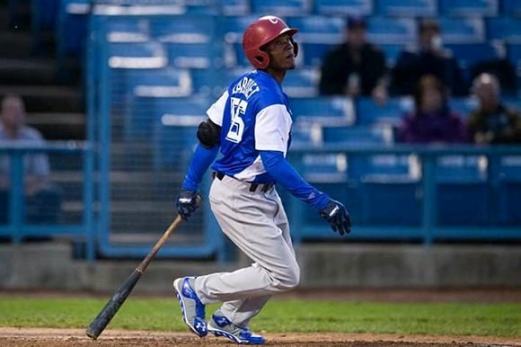 Yuniesky Larduet conectó un sencillo remolcador de dos carreras que fue clave en la victoria cubana. Foto: Phil Selig/Cubadebate.