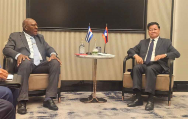 Salvador Valdés Mesa con Presidente de Laos